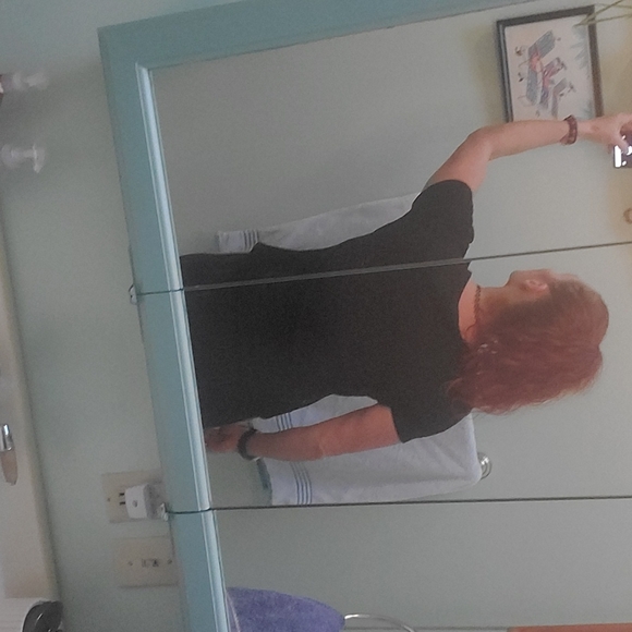 Large black with circle design in middle - Picture 5 of 7